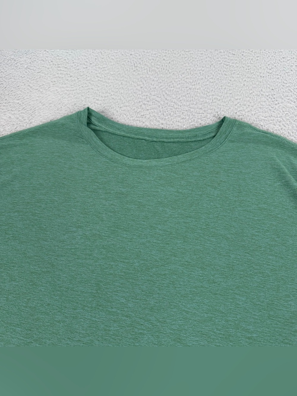 Vuori Strato Tech Shirt Mens Large Green Short Sleeve Athletic Stretch Soft